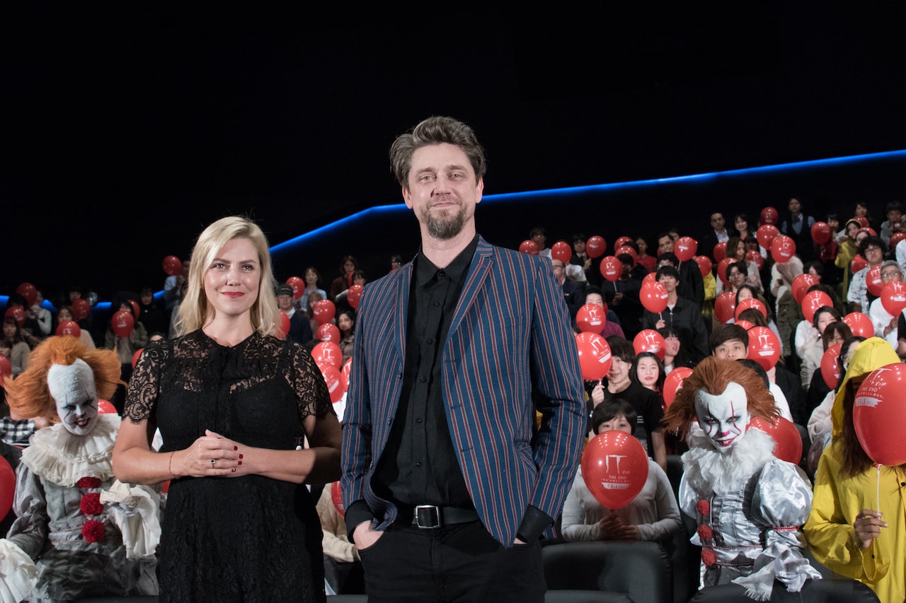 「IT／イット」監督が日本のコスプレファンに大喜び、プロデューサーの姉と来日