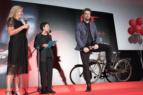 ハロウィンに向けて“ペニーワイズダンス”の手本を見せてほしいと頼まれ、実演するアンディ・ムスキエティ（右）。