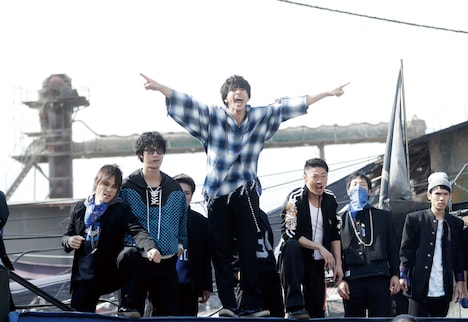 「HiGH&LOW THE MOVIE 3 / FINAL MISSION」より、「蹴散らせー！」と叫ぶ村山（中央）。