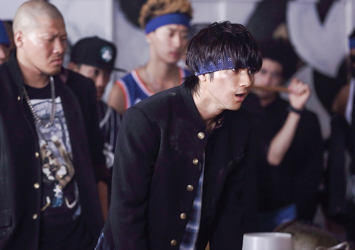 「HiGH&LOW ～THE STORY OF S.W.O.R.D.～」シーズン1より、コブラとのタイマンに挑む村山（中央）。