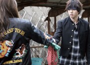 「HiGH&LOW ～THE STORY OF S.W.O.R.D.～」シーズン2より、押上と会話する村山（右）。