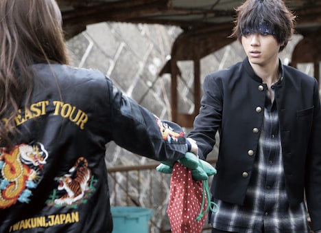 「HiGH&LOW ～THE STORY OF S.W.O.R.D.～」シーズン2より、押上と会話する村山（右）。