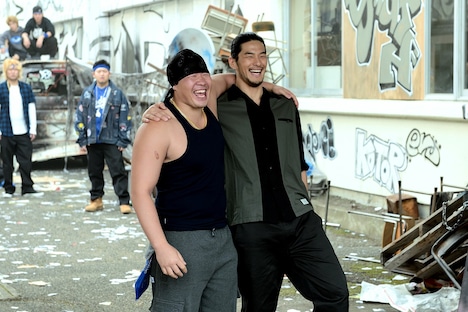 「HiGH&LOW THE WORST」より、関（左）と古屋（右）。