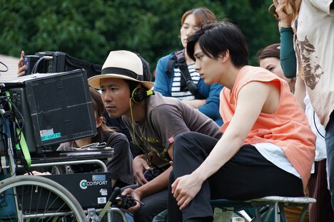 「サヨナラまでの30分」メイキング写真より、萩原健太郎(左)と新田真剣佑(右)。