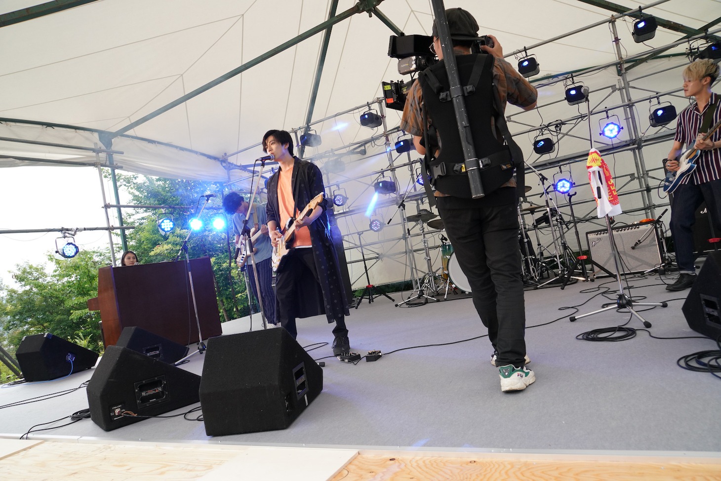 「サヨナラまでの30分」メイキング写真より、新田真剣佑（左）。