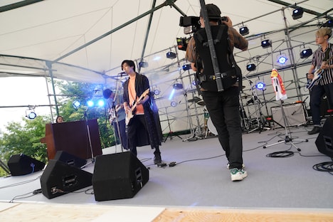 「サヨナラまでの30分」メイキング写真より、新田真剣佑(左)。