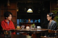 「やすらぎの刻～道」より、吉岡秀隆演じる牧田誠（左）と、いしだあゆみ演じる中川玉子（右）。