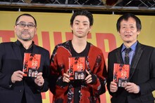 「銃」DVD発売記念イベントの様子。左から武正晴、村上虹郎、奥山和由。