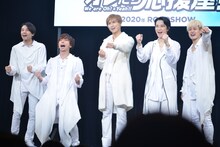 フォトセッションで「応援屋！」と叫ぶA.B.C-Z。