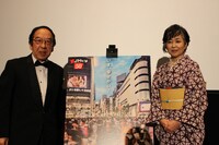 左からMCの渡辺俊雄、竹下景子。