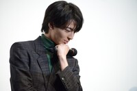 自らのダークサイドについて考え込む高杉真宙。