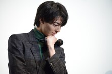 自らのダークサイドについて考え込む高杉真宙。