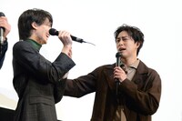 高杉真宙（左）に「嫌いだわ！」と冗談を言う佐野岳（右）。