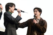 高杉真宙（左）に「嫌いだわ！」と冗談を言う佐野岳（右）。