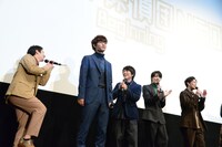 歌で誕生日を祝われる板垣瑞生（左から2番目）。