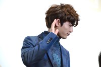 観客を煽る板垣瑞生。