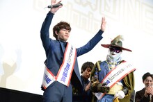 誕生日プレゼントとして、映画の“宣伝部長”のたすきを贈られた板垣瑞生（左）。