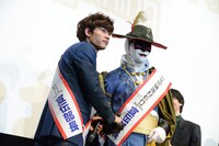 左から板垣瑞生、怪人二十面相。