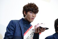 ケーキをかじる板垣瑞生。