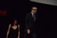 松尾スズキ（右）