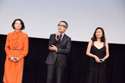 左から秋山菜津子、松尾スズキ、中山美穂。