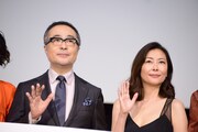 左から松尾スズキ、中山美穂。