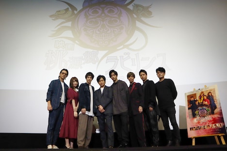 「桃源郷ラビリンス～生々流転～」公開記念舞台挨拶の様子。左から金子昇、今出舞、杉江大志、鳥越裕貴、高橋健介、健人、中村優一、ヨリコ ジュン。