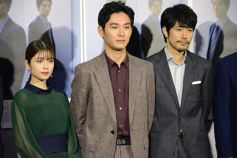 左から小芝風花、松田龍平、松山ケンイチ。