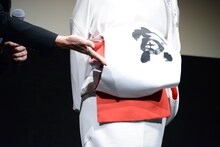 夏木マリの着物にあしらわれた「寅」の文字。