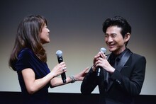 後藤久美子（左）に感謝を伝えられ、照れる吉岡秀隆（右）。