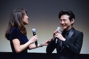 後藤久美子(左)に感謝を伝えられ、照れる吉岡秀隆(右)。