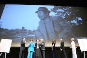 スクリーンに映し出される渥美清(奥)。