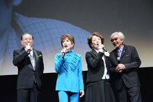 「男はつらいよ」を歌う前田吟（左）、浅丘ルリ子（中央左）、倍賞千恵子（中央右）、山田洋次（右）。