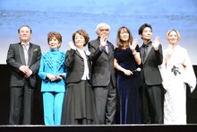 左から前田吟、浅丘ルリ子、倍賞千恵子、山田洋次、後藤久美子、吉岡秀隆、夏木マリ。