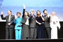 左から前田吟、浅丘ルリ子、倍賞千恵子、山田洋次、後藤久美子、吉岡秀隆、夏木マリ。