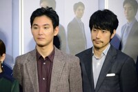 左から松田龍平、松山ケンイチ。