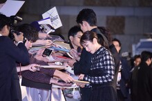 ファンサービスを行う松岡茉優。