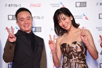 「喜劇 愛妻物語」より、左から濱田岳、水川あさみ。