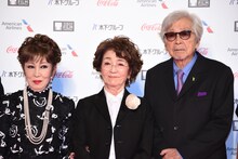 左から浅丘ルリ子、倍賞千恵子、山田洋次。
