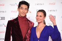 左から小林直己、アリシア・ヴィキャンデル。