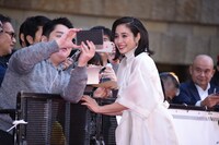 ファンと交流する広瀬アリス。