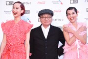 左から水原佑果、細野晴臣、水原希子。