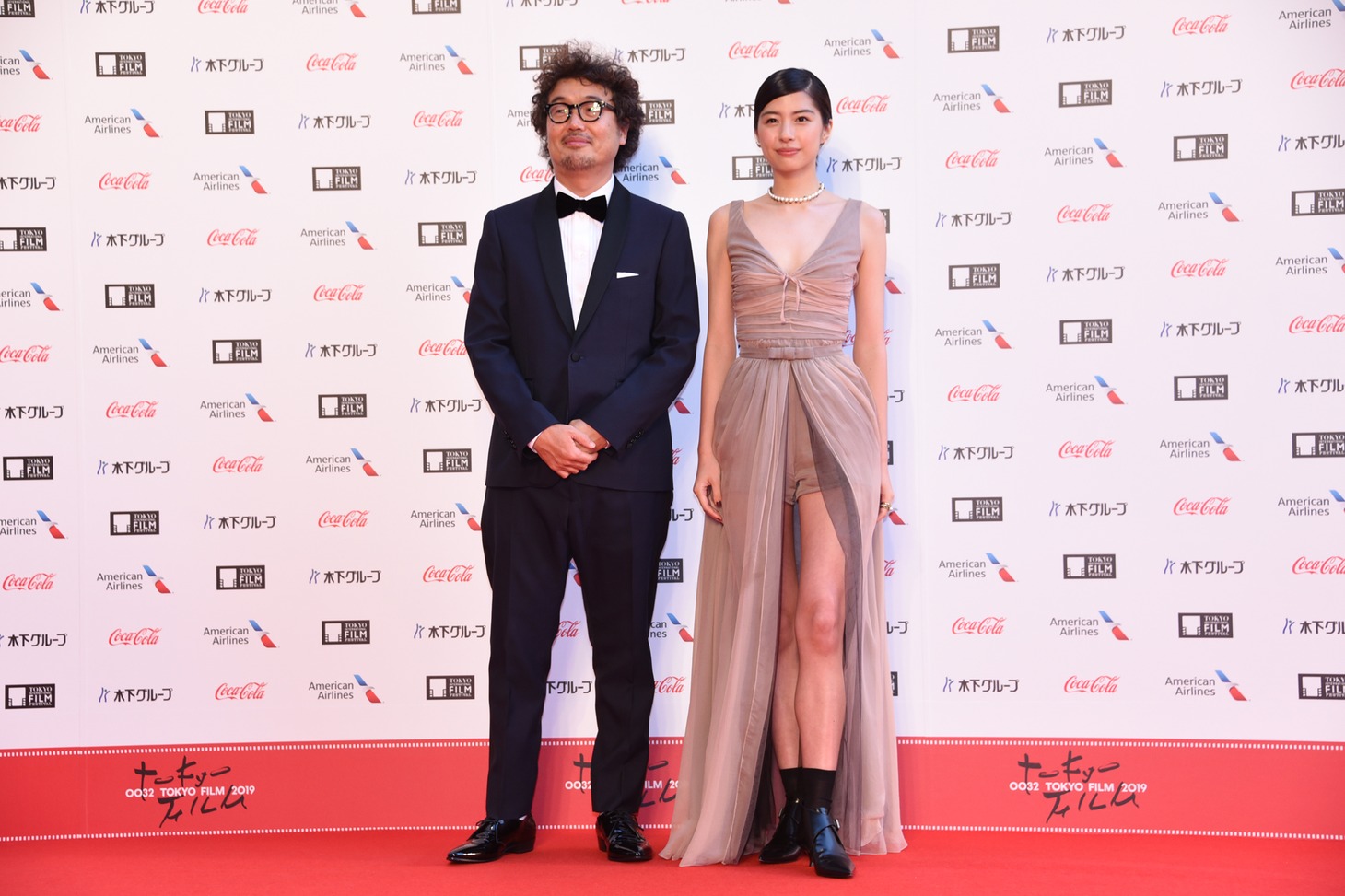 「“隠れビッチ”やってました。」より、左から三木康一郎、佐久間由衣。