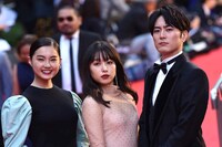 左から箭内夢菜、桜井日奈子、間宮祥太朗。