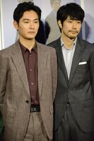 左から松田龍平、松山ケンイチ。