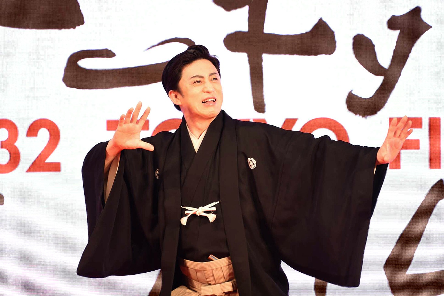 見得を切る松本幸四郎。