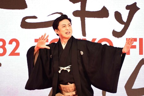 見得を切る松本幸四郎。