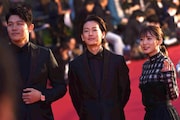 左から鈴木亮平、佐藤健、松岡茉優。