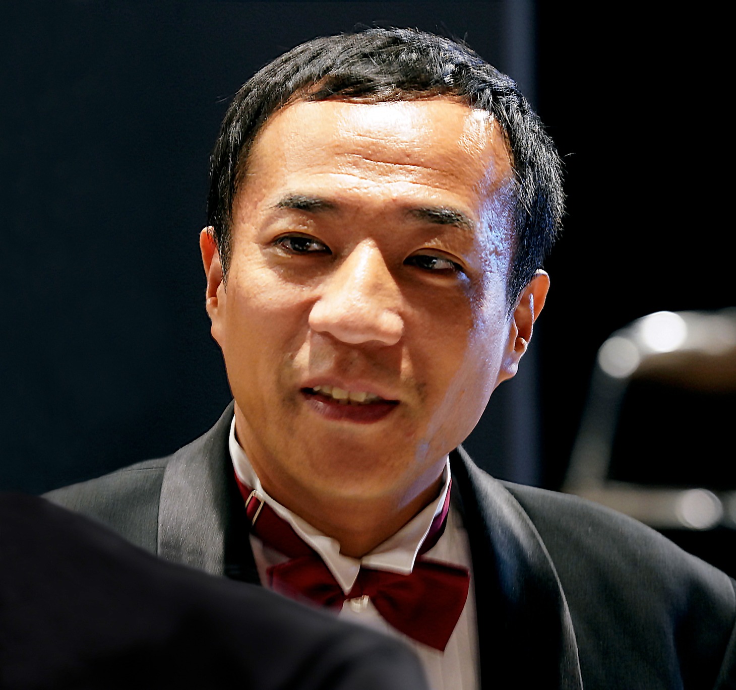 塙宣之演じる「デッドオアコント」のMC。