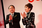 左から前田吟、浅丘ルリ子。